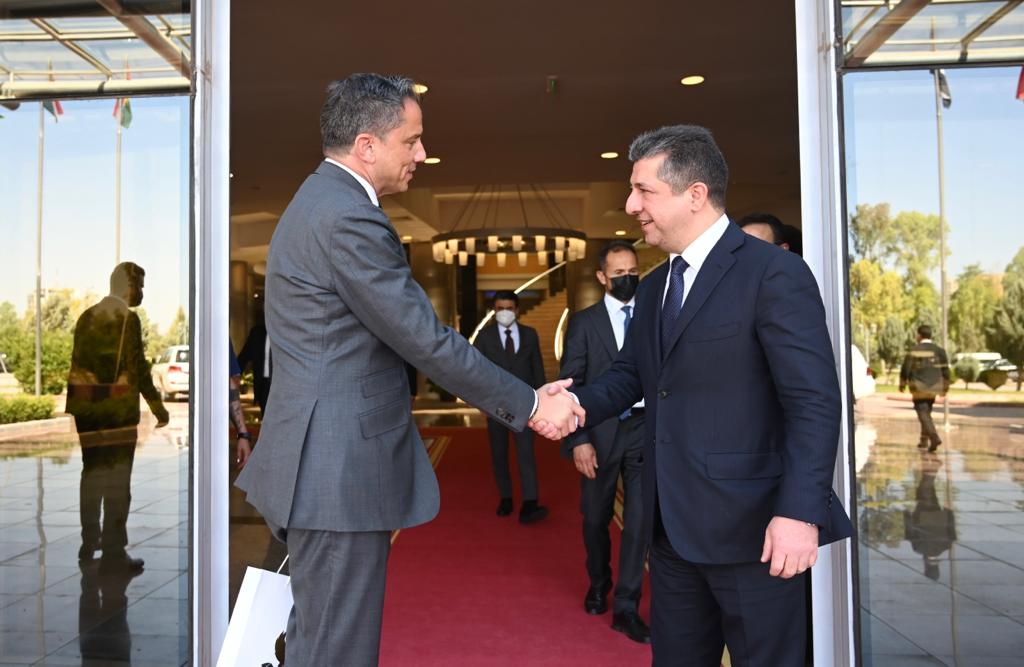 Kurdistan Region Prime Minister Masrour Barzani (right) shakes hands with outgoing US Consul General in Erbil David Palladino, June 29, 2022 (Photo: KRG)